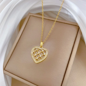 Collier de luxe plaqué or avec pendentif coeur évidé et pierres de zircon scintillantes