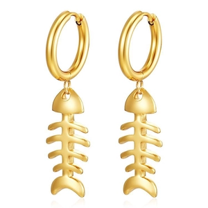 Dettaglio macro di orecchini a cerchio in acciaio inossidabile placcati oro 18K a lisca