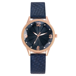 Dettaglio orologio oro rosa con cinturino blu intrecciato, quadrante soleil e strass