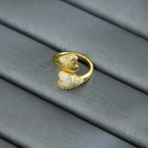 Makro-Detail des 18k vergoldeten Doppelherz-Rings mit Zirkonia und Spiral-Textur
