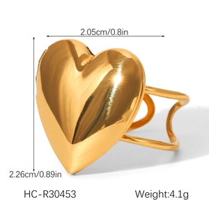 Dettaglio dell'anello a cuore placcato oro 18K con dimensioni 2,05 cm per 2,26 cm