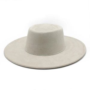 Chapeau fedora élégant en daim beige à larges bords avec une chaîne décorative argentée