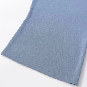 Top senza maniche a collo alto azzurro con trama a coste sottili e dettaglio dell'orlo