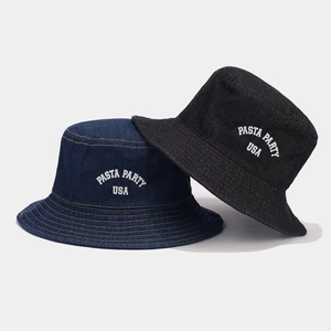 Bobs en jean rétro bleu marine et noir avec broderie USA blanche pour l'extérieur