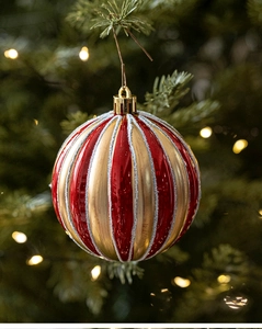 Détail de la boule de Noël rayée rouge et or de 8 cm avec paillettes argentées sur sapin