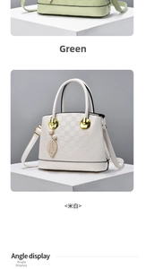 Détail du sac à main à carreaux avec pendentif feuille dorée et accent métal