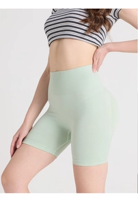 Gros plan du short de yoga sans couture vert clair à taille haute et texture élastique