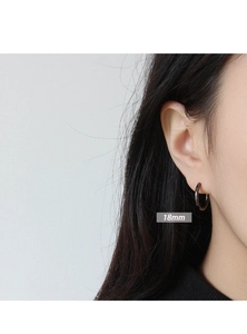 Close-up of 18mm S925 sterling silver geometric hoop earring worn by a model