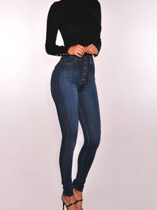 Vue latérale d'un jean skinny taille haute bleu foncé avec détail de fermeture à boutons