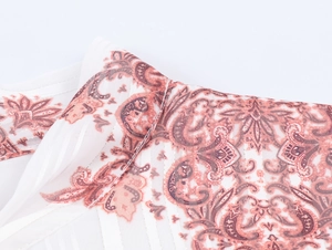 Dettaglio del colletto dell'abito lungo bohémien in chiffon con stampa paisley e texture