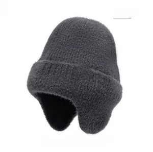 Détail du bonnet en tricot gris avec doublure pelucheuse et étiquette flocon