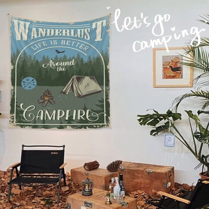 Détail de tapisserie de camping vintage avec motifs de forêt et lettrage wanderlust