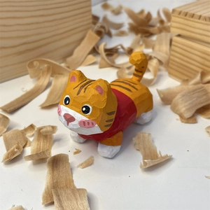 Gros plan d'une figurine de tigre en bois sculptée à la main avec des détails peints à la main