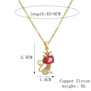 Dimensioni dettagliate della collana con ciondolo a gatto dorato e zircone rosso