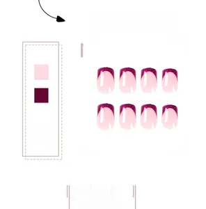 Gros plan d'ongles à presser roses avec pointes French en paillettes magenta brillant