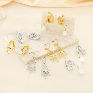 Boucles d'oreilles Evil Eye et perles en acier inoxydable sur présentoir en pierre