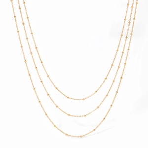 Dreilagige goldene Edelstahlkette mit kleinen Metallperlen an minimalistischen Ketten
