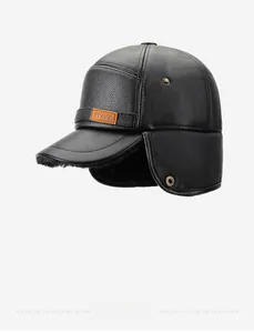 Dettaglio del cappello invernale in pelle nera con fodera in pile e paraorecchie caldi