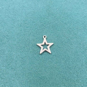 Makroaufnahme eines hohlen Stern-Edelstahlanhängers mit den Maßen 1,5 cm x 1,3 cm