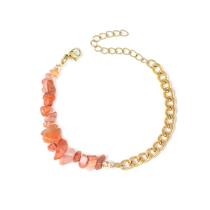Détail du bracelet chaîne dorée avec pierres naturelles orange et fermoir mousqueton