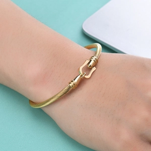 Pulsera de cable de acero inoxidable bañado en oro de 18K con cierre de herradura
