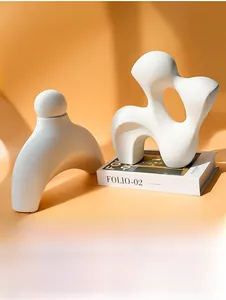 Detailopname van witte abstracte keramische kunstvazen met een minimalistische matte afwerking