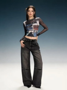 Detail der High-Waist-Jeans mit weitem Bein, verwaschenem Flügel-Print und Mesh-Oberteil