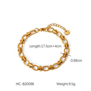 Detail of 18K gold stainless steel chain bracelet with dimensions 17.5cm and 0.68cm