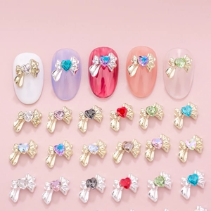 Cristalli a fiocco e cuore per nail art in vari colori e montature in metallo