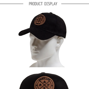 Dettaglio cappellino da baseball nero in pelle scamosciata con patch in pelle marrone