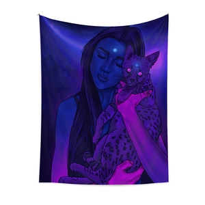 Detail eines Neon-Böhmen-Wandteppichs mit ruhigem Mädchen und lila Leopardenkatzen-Motiv