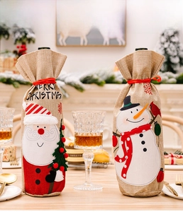 Détail de couvre-bouteilles en toile de jute avec broderie Père Noël et Bonhomme de neige