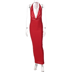 Vue détaillée de la robe longue rouge moulante avec dos nu et décolleté en V profond