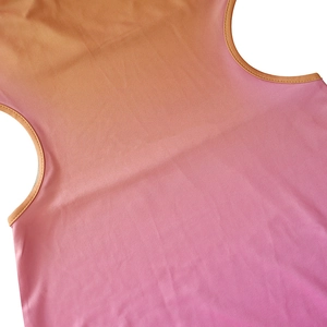 Detaillierte Makroansicht des Stoffes mit Farbverlauf in Orange-Rosa und Paspelsaum