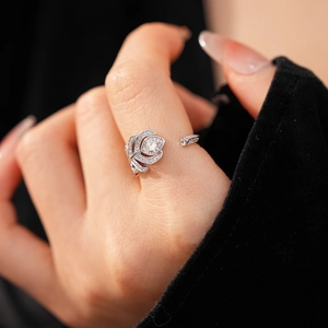 Vue macro d'une bague feuille en argent avec zircons étincelants portée par un mannequin