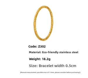 Dettagli della trama segmentata di questo bracciale dorato in acciaio inox con dimensioni