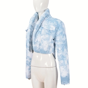 Vue détaillée de la veste en coton tie-dye bleu et blanc sur un mannequin sous un angle latéral