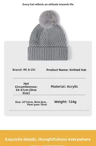 Détails du bonnet en maille acrylique grise avec revers de 8cm et pompon en fourrure
