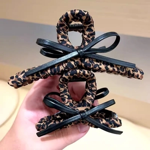 Pince à cheveux léopard avec nœud en cuir noir pour une coiffure élégante de femme