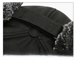 Dettaglio macro del colbacco invernale con tessuto ripstop nero e velcro