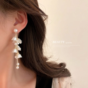 Eleganti orecchini pendenti a nappa con perle a mughetto e catena dorata per donna