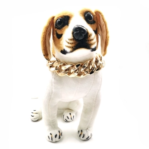 Collier chaîne dorée hip-hop pour grands chiens, présenté sur une peluche de beagle