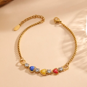 Bracelet en acier doré avec cœurs en émail coloré et pierres de zircone étincelantes