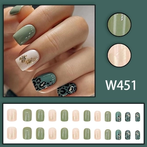 Faux ongles verts léopard avec accents de feuilles d'or et forme carrée élégante