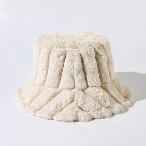 Détail du chapeau bob en fausse fourrure crème montrant les textures rayées douces