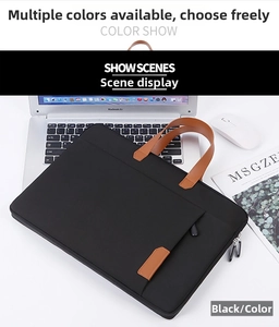 Detail van zwarte 14-inch laptoptas met bruine lederen handvatten op een kantoor bureau