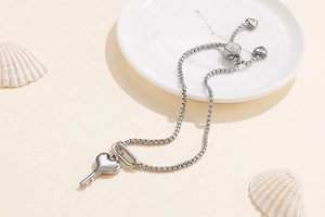 Bracelet clé coeur en argent avec fermoir réglable orné de cristaux pavés étincelants