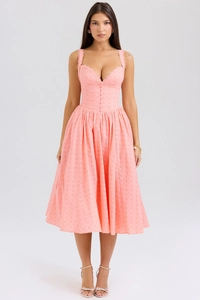 Détails de broderie anglaise rose et boutons sur cette robe mi-longue