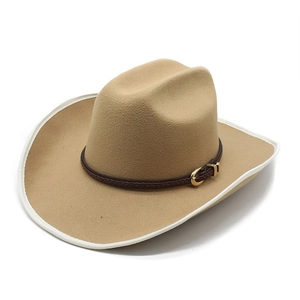Chapeau de cowboy classique en feutre de laine camel avec ruban en cuir brun et bord blanc