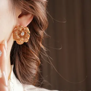 Boucle d'oreille fleur vintage avec pétales ambre foncé et centre en cristal brillant